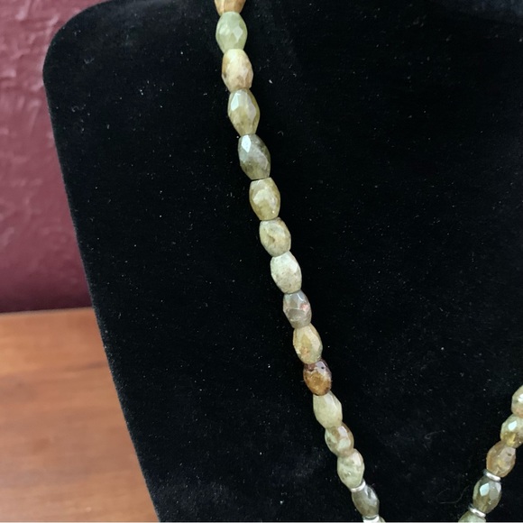 Semi-precious natural green and brown gemstone vintage necklace with pendant - Picture 8 of 9